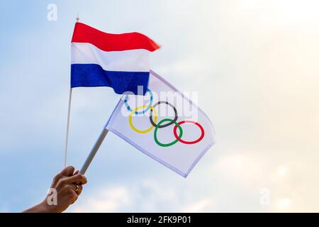 Fan orne le drapeau national des pays-Bas et le drapeau olympique avec le symbole anneaux olympiques. Banque D'Images