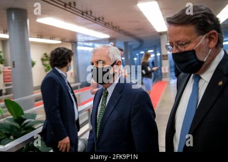 Washington, États-Unis d'Amérique. 29 avril 2021. Le sénateur américain Jack Reed (démocrate du Rhode Island), à gauche, et le sénateur américain Gary Peters (démocrate du Michigan) passent par le métro du Sénat lors de l'un des nombreux votes aujourd'hui au Capitole des États-Unis à Washington, DC, le jeudi 29 avril, 2021. Credit: Rod Lamkey/CNP/Sipa USA Credit: SIPA USA/Alay Live News Banque D'Images