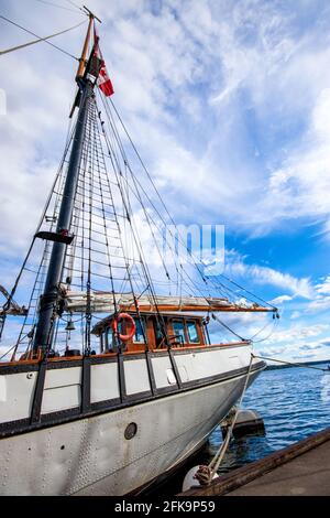 Un grand bateau amarré pour un festival de yacht d'été sur une journée ensoleillée Banque D'Images