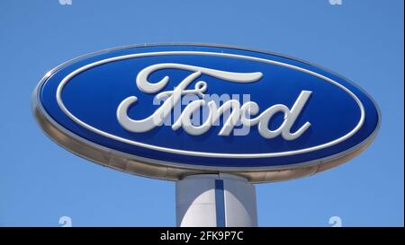 Vista, CA USA - 29 avril 2021 : gros plan du logo Ford contre le ciel bleu Banque D'Images