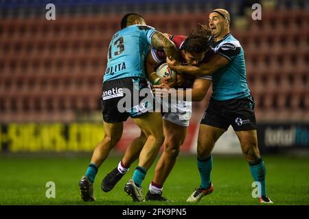 Liam Byrne (19), de Wigan Warriors, est attaqué par Danny Houghton (9) et Ligi Sao (13), du FC Hull, le 4/29/2021. (Photo de Craig Thomas/News Images/Sipa USA) crédit: SIPA USA/Alay Live News Banque D'Images