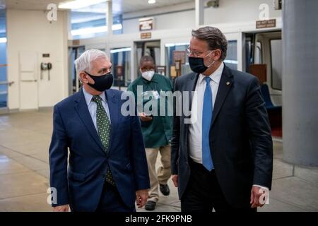 Washington, États-Unis d'Amérique. 29 avril 2021. Le sénateur américain Jack Reed (démocrate du Rhode Island), à gauche, et le sénateur américain Gary Peters (démocrate du Michigan) passent par le métro du Sénat lors de l'un des nombreux votes aujourd'hui au Capitole des États-Unis à Washington, DC, le jeudi 29 avril, 2021. Credit: Rod Lamkey/CNP | usage dans le monde crédit: dpa/Alay Live News Banque D'Images