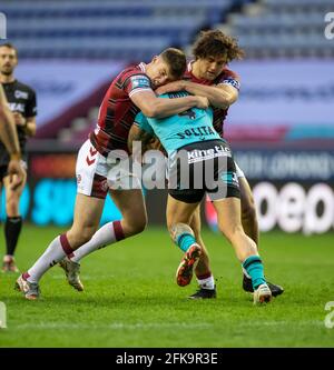 Stade DW, Wigan, Lancashire, Royaume-Uni. 29 avril 2021. Betfred Super League Rugby, Wigan Warriors versus Hull FC; Josh Griffin de Hull KR est attaqué par Ethan Havard et Liam Byrne de Wigan Warriors crédit: Action plus Sports/Alay Live News Banque D'Images