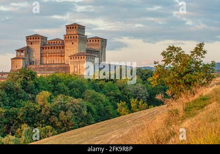 Château de Torrechiara, Émilie-Romagne, Italie, au crépuscule Banque D'Images