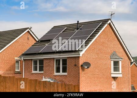 Llanharan, pays de Galles du Sud - avril 2021 : panneaux solaires sur le toit d'une maison individuelle sur un nouveau développement de logements . Banque D'Images