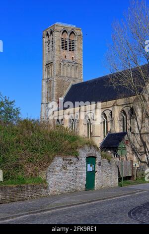 La porte de notre-Dame (XVIIe siècle) et l'Église de notre-Dame de l'Assomption (1210-1225) à Damme (Flandre Occidentale), Belgique Banque D'Images