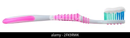 Une brosse à dents rose isolée avec dentifrice sur fond blanc Banque D'Images