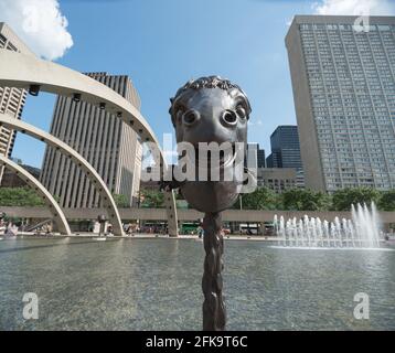 Ai Weiwei - Toronto, Ontario, Canada - installation du cercle des animaux/têtes zodiac dans l'étang réfléchissant de Nathan Philips Square - cheval Banque D'Images