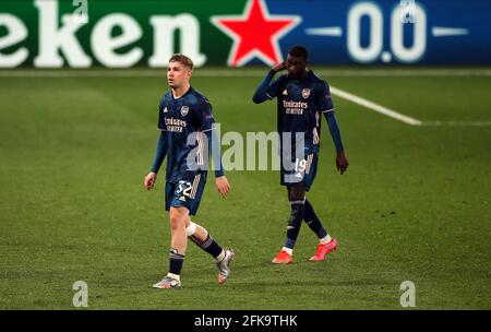 Emile Smith Rowe (à gauche) et Nicolas Pepe, d’Arsenal, semblent être découragés lors du match de la semi-finale du Premier pied de l’UEFA Europa League à l’Estadio de la Ceramica à Villarreal, en Espagne. Date de la photo : jeudi 29 avril 2021. Banque D'Images