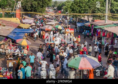 DELHI, INDE - 22 OCTOBRE 2016 : marché de rue près de la mosquée Jama Masjid dans le centre de Delhi, Inde. Banque D'Images