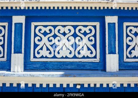 Gorodets, Russie - 17 avril 2021 : attractions de cette ville. Sculpture traditionnelle sur le mur d'une maison russe du XIXe siècle Banque D'Images