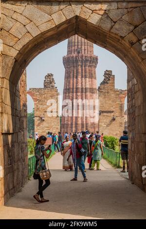 DELHI, INDE - 23 OCTOBRE 2016 : les touristes visitent les ruines du complexe de Qutub à Delhi, Inde Banque D'Images
