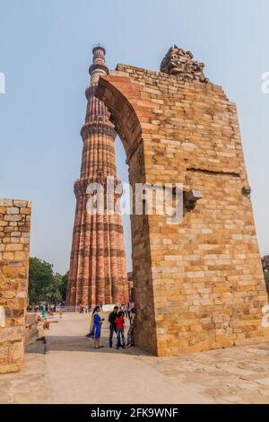 DELHI, INDE - 23 OCTOBRE 2016 : les touristes visitent le complexe de Qutub à Delhi, Inde. Minaret Qutub Minar visible Banque D'Images