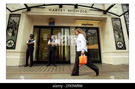 Harvey Nichols le lendemain d'une femme travaillant à la le magasin a été tourné et l'homme qui a fait la prise de vue Puis il s'est tué.pic David Sandison 14/9/2005 Banque D'Images