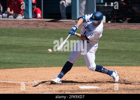 Los Angeles Dodgers premier baseman Max Muncy (13) chauves-souris lors d'un match MLB contre les Cincinnati Reds, mercredi 28 avril 2021, à Los Angeles, ENV. TH Banque D'Images