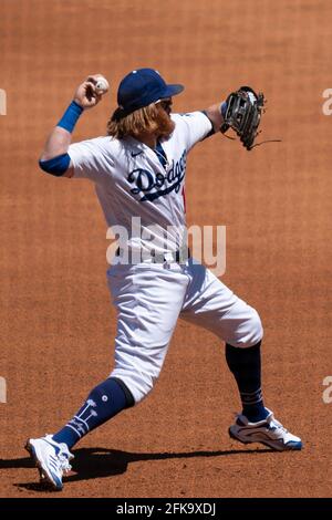 Le troisième bassiste de Los Angeles Dodgers Justin Turner (10) se lance au premier pour une sortie lors d'un match MLB contre les Cincinnati Reds, le mercredi 28 avril 20 Banque D'Images