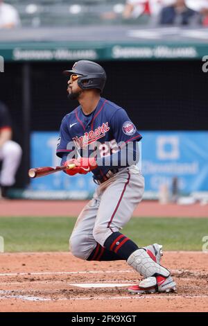 CLEVELAND, OH - 28 AVRIL : Byron Buxton (25) des Twins du Minnesota récolte l'un de ses cinq hits lors d'un match contre les Cleveland Indians au programme Banque D'Images