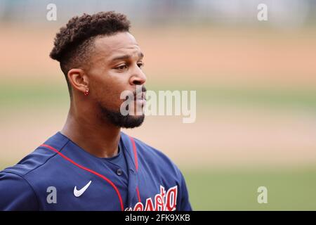 CLEVELAND, OH - 28 AVRIL : Byron Buxton (25) des Minnesota Twins regarde pendant un match contre les Cleveland Indians au progressive Field en avril Banque D'Images