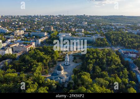 Vue aérienne du Parc de la Cathédrale et de la Maison du Gouvernement dans le centre de Chisinau, capitale de la Moldavie, au coucher du soleil Banque D'Images