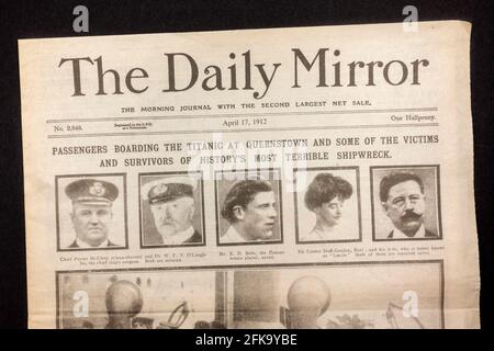 La première page du journal Daily Mirror (réplique) du 17 avril 1912 après le naufrage du RMS Titanic. Banque D'Images