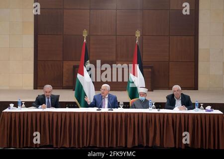 RAMALLAH, le 29 avril 2021 le président palestinien Mahmoud Abbas (2e L) prend la parole lors d'une réunion de direction de l'Organisation de libération de la Palestine (OLP) dans la ville de Ramallah, en Cisjordanie, le 29 avril 2021. Abbas a réaffirmé jeudi soir qu'aucune élection ne peut avoir lieu sans Jérusalem-est. (Bureau du Président palestinien/document via Xinhua) crédit: Xinhua/Alay Live News Banque D'Images