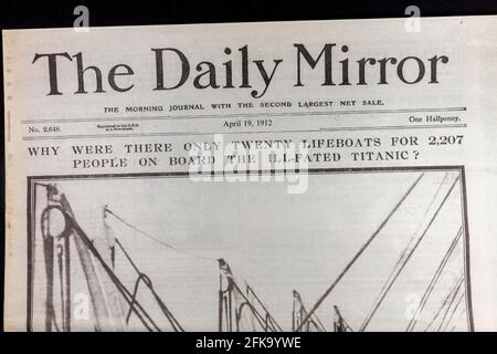 La première page du journal Daily Mirror (réplique) portant sur les numéros des bateaux de sauvetage à partir du 19 avril 1912 après le naufrage du RMS Titanic. Banque D'Images