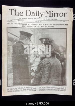 La première page du journal Daily Mirror (réplique) du 20 avril 1912 après le naufrage du RMS Titanic. Banque D'Images