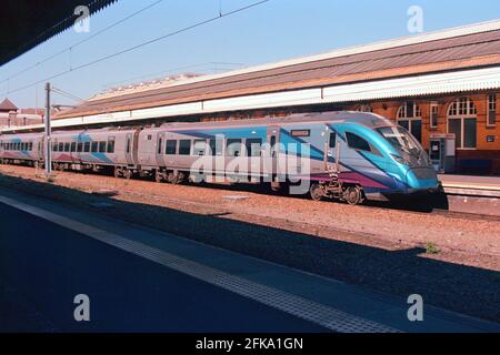 Bolton, Royaume-Uni - 3 avril 2021 : un train express TPE (TransPennine Express) (classe 397) arrivant à la gare de Bolton. Banque D'Images