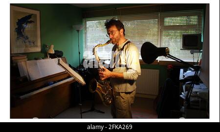 Tim Whitehead joue le sax chez lui à Ham, Richmond.pic David Sandison 8/10/03 Banque D'Images