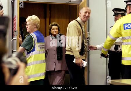 La famille basse revient de leur horreur d'être prise en otage au Théâtre de Moscou. Ils sont arrivés à Heathrow à 7.00 heures du soir. Mère Sidika et Père Peter.28 octobre 2002 photo Andy Paradise Banque D'Images