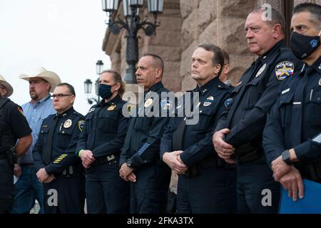 Austin, Texas, États-Unis. 29 avril 2021. Les chefs de police texans se tiennent au Capitole du Texas le 29 avril 2021, en opposition à des projets de loi au Sénat qui permettraient à quiconque de plus de 21 ans de se faire porter publiquement une arme de poing sans obligation de licence ou de formation. Selon M. Lawmen, les crimes contre les armes à feu vont rendre leur emploi plus difficile à mesure que les crimes contre les armes à feu vont s'améliorer dans tout l'État. Crédit : Bob Daemmrich/ZUMA Wire/Alay Live News Banque D'Images