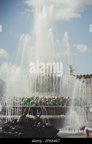 Fontaine 'Stone Flower' dans le parc VDNKh, Moscou, Russie. Banque D'Images