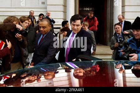 Gordon Brown, chancelier de l'Échiquier, quitte le Trésor Cet après-midi, en route vers l'heure des questions des premiers ministres.27 Novembre 2002 photo Andy Paradise Banque D'Images