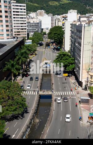 Rio, Brésil - 23 avril 2021 : vue sur l'Avenida Maracana dans le quartier de Tijuca avec des bâtiments urbains dans la partie inférieure et la colline de Sumare dans l'île de ba Banque D'Images