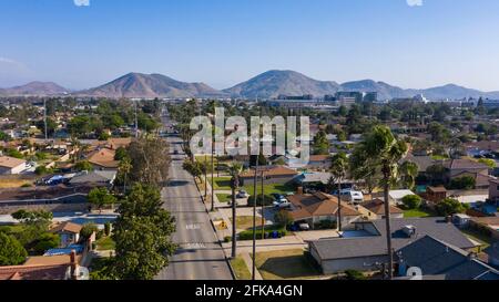 Vue aérienne de jour du logement à Fontana, Californie, États-Unis. Banque D'Images