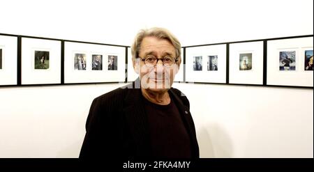 Le photographe de mode de classe mondiale Helmut Newton debout par son Diverses collections de polaroïdes personnels en exposition à Mayfair.12 septembre 2002 photo Andy Paradise Banque D'Images