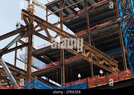 Les ouvriers de la construction guident une structure métallique en place dans le projet d'agrandissement du Centre des congrès de l'État de Washington le jeudi 29 avril 2021. Le Summi Banque D'Images