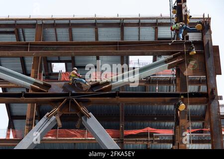 Les ouvriers de la construction guident une structure métallique en place dans le projet d'agrandissement du Centre des congrès de l'État de Washington le jeudi 29 avril 2021. Le Summi Banque D'Images