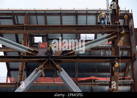 Les ouvriers de la construction guident une structure métallique en place dans le projet d'agrandissement du Centre des congrès de l'État de Washington le jeudi 29 avril 2021. Le Summi Banque D'Images