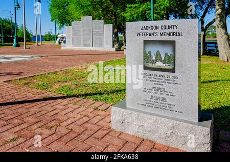 Le mémorial des anciens combattants du comté de Jackson est photographié au parc Riverfront de J. Chester Parks, le 29 avril 2021, à Moss point, Mississippi. Banque D'Images