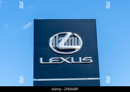 Barrie, Ontario, Canada - le 4 août 2019 : gros plan de l'enseigne Lexus avec le ciel bleu en arrière-plan. Banque D'Images