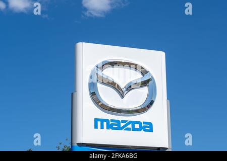 Barrie, Ontario, Canada - le 4 août 2019 : gros plan du panneau Mazda avec le ciel bleu en arrière-plan. Banque D'Images