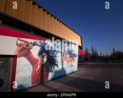 Photo d'une affiche publicitaire pour le film Mulan 2020 à Belgrade, Serbie. Mulan est un film dramatique d'action de fantaisie américain de 2020 produit par Walt Disney P Banque D'Images