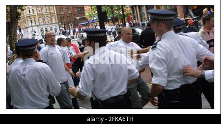 Les fans de l'Angleterre sont déplacés de l'extérieur du bar Salsa À Londres où les Brésiliens célèbrent leur victoire sur l'Angleterre Coupe du monde.pic David Sandison 21/6/2002 Banque D'Images