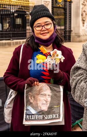 Les Britanniques ont rendu hommage au prince Philip qui est décédé récemment en posant des fleurs aux portes de Buckingham Palace, Londres, Royaume-Uni. Banque D'Images