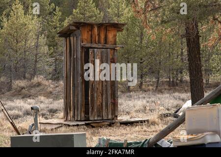 Un ancien bâtiment de grand standing se trouve seul sur une ferme abandonnée dans le comté rural de Klamath, en Oregon. Banque D'Images