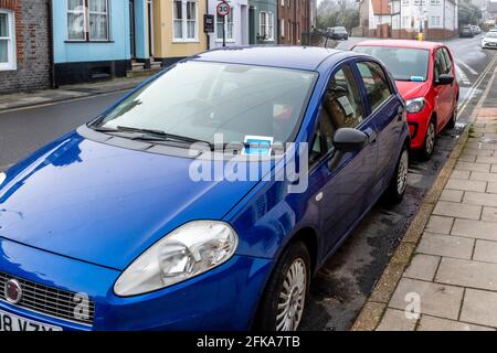 Voitures garées dans la rue avec tickets de stationnement, Lewes, East Sussex, Royaume-Uni. Banque D'Images