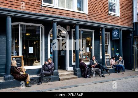 Personnes assises à l'extérieur D'UN café parlant et boire du café, Lewes, East Sussex, Royaume-Uni. Banque D'Images