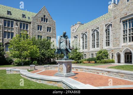 Boston College, statue de Saint Ignatius Loyola, Devlin et Higgins Halls, Chestnut Hill, Newton ma Banque D'Images