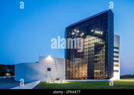 Vue au crépuscule de la bibliothèque présidentielle et du musée John F. Kennedy sur le campus de Boston de l'Université du Massachusetts. Banque D'Images